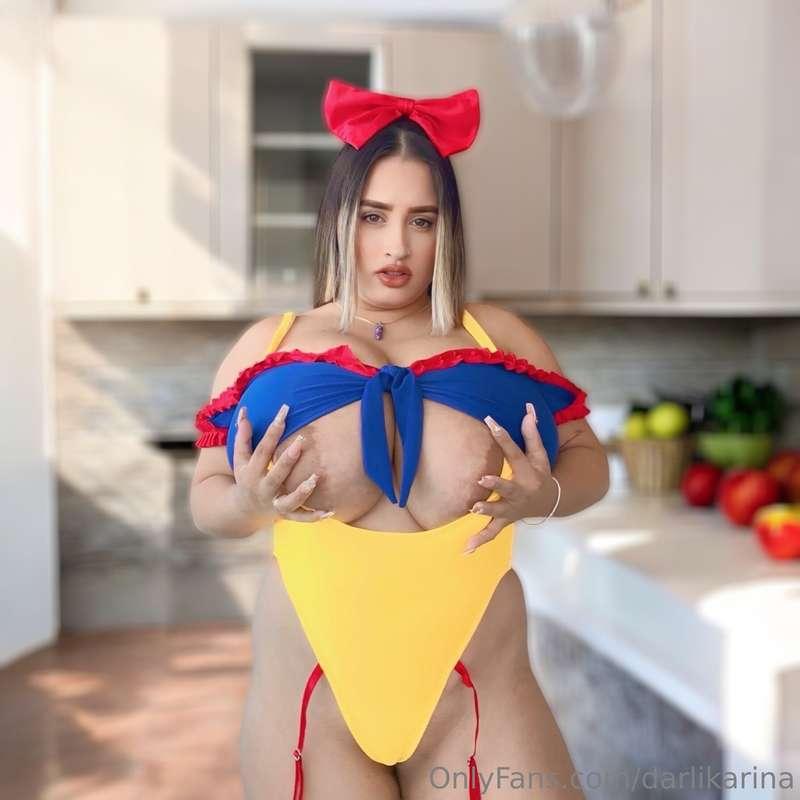 Who wants apples🍎 when you’ve got these two big, juicy melon..