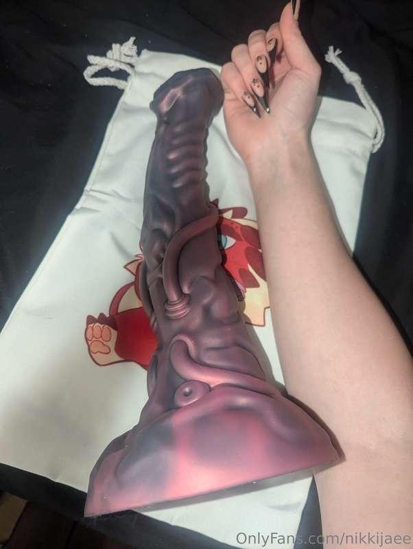 HOLY SHIT WHO WANTS TO SEE ME PUT THIS IN MY BUTT???I WANNA ..