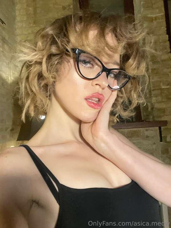 These glasses kinda give me a bit of an edgy vibe, don’t you..