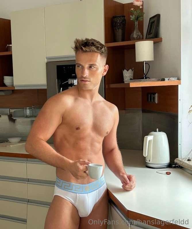 Good morning guys, who would drink a coffee with me?☀️☕️
