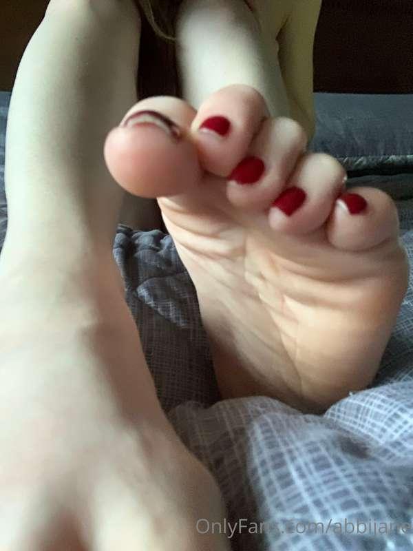 Suck and lick my feet 😍 maybe cum on them too 💦🥰 

💜 Happy S..
