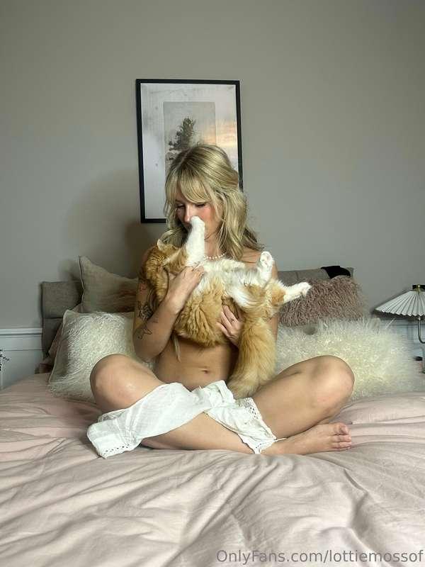 Just like my cat, I know how to keep things hot and sweet 😍