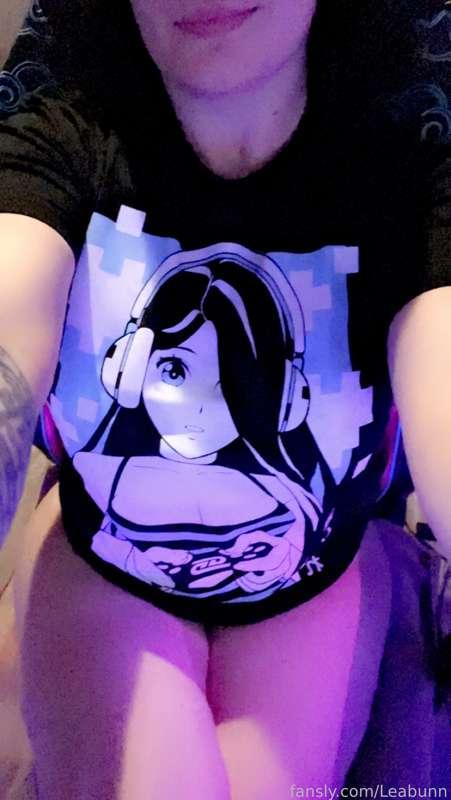 Just me before Fansly stream with my cute tshirt.. wanna take it off me? 🥰