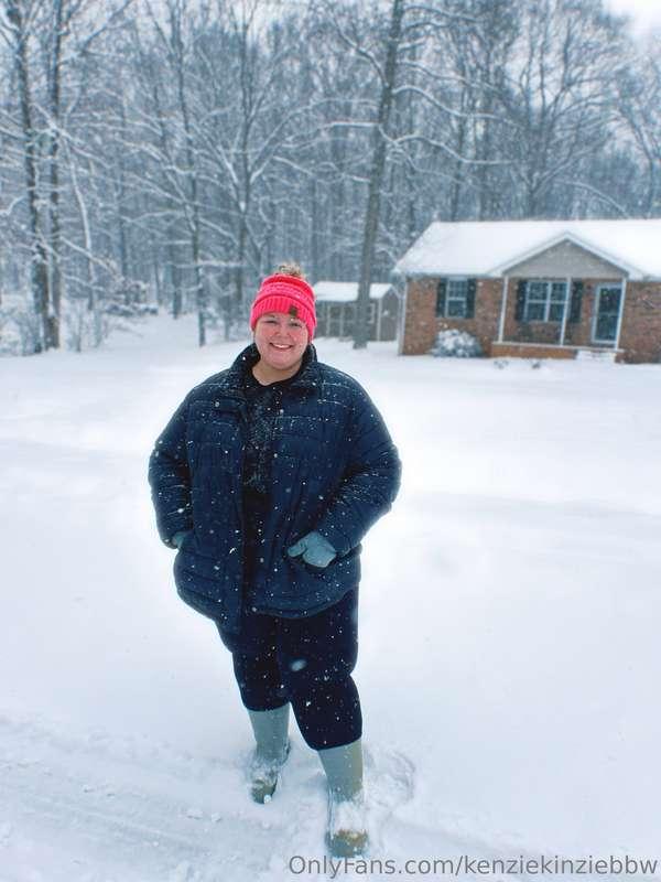 Cute little snow day pics❄️💗 who thinks I should put my biki..