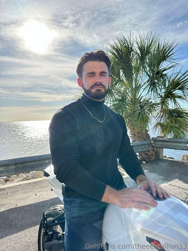 Who the hell wears a turtle neck in FL