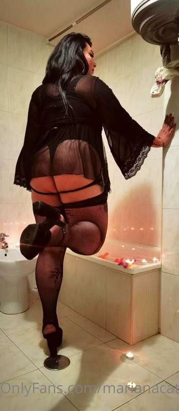 Buen día mundo 😚 ya la bañera está lista 😏nos sacamos la rop..