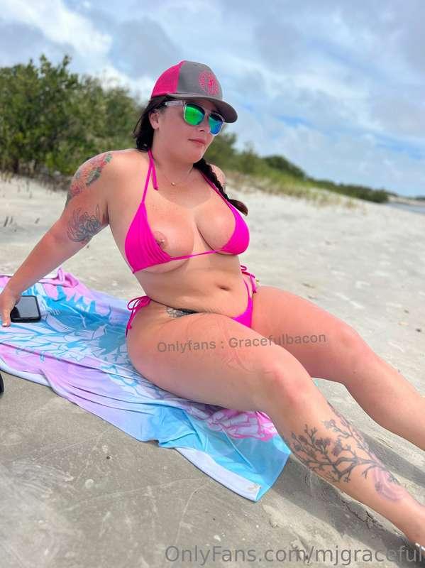 Had a little wardrobe malfunction on the beach 😝 posting the..
