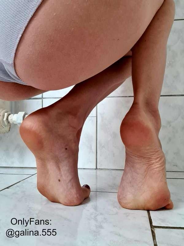 My newest mini photoshoot! 👣🤩 Which photo would be your favo..