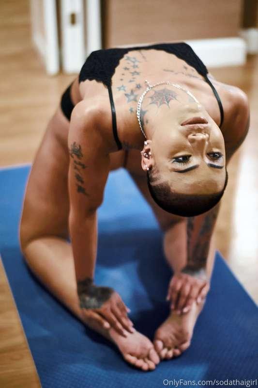 Stretching thinking that I want you to stretch my vagina😈🌸  ..