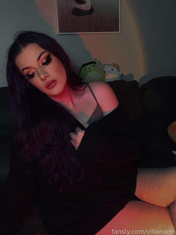 🧡💛

#fyp #tall #tallgirl #goth #gothgirl #altgirl #alternative #purplehair #thicc #musclemommy #sweater #thighs