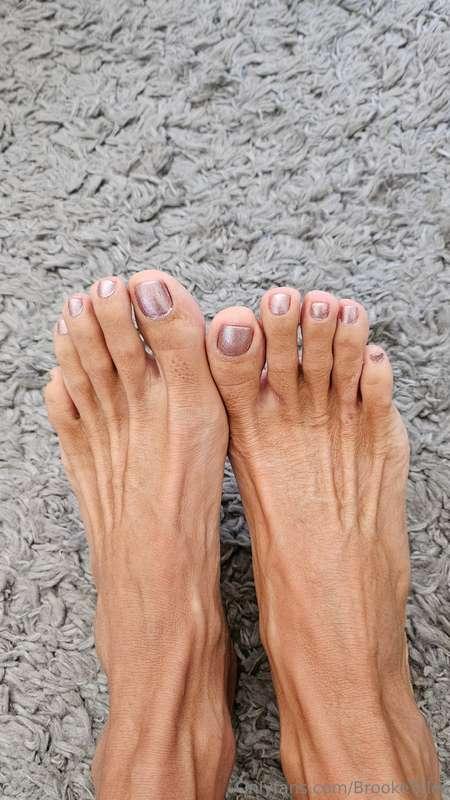 Just got back from getting a fresh Pedi for my date with Jak..