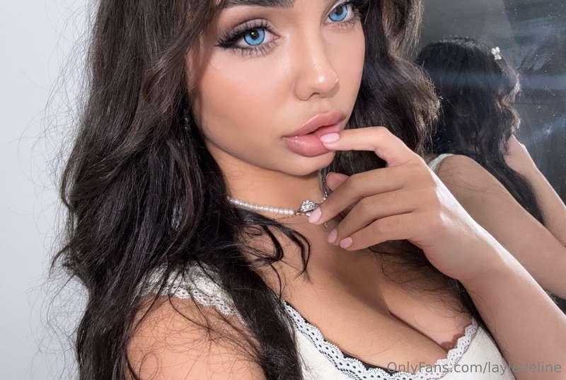 Needing kisses so bad 😳