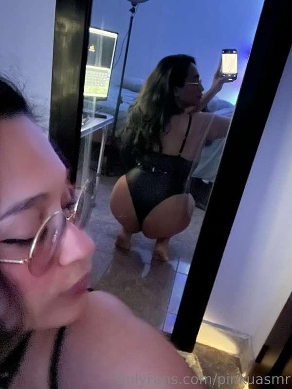 My butt is very cute and needs a soft chair: the photo colle..