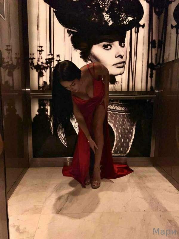 High heels 👠 and an evening dress with a plunging neckline?💃..