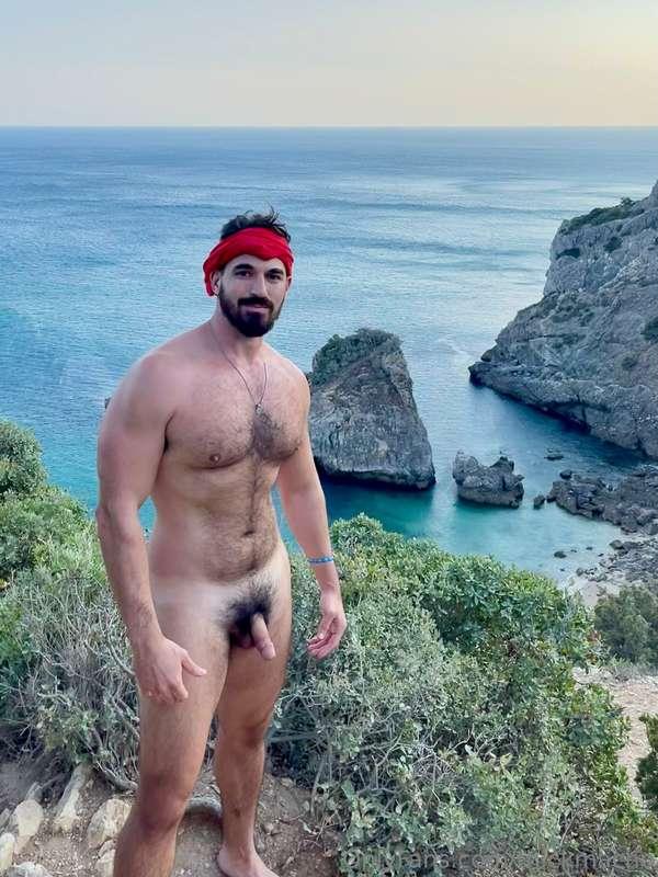 Do you want to travel the world with me? 😏