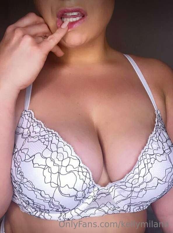 Do you think my boobs are perfect for you to suck on?😋💖