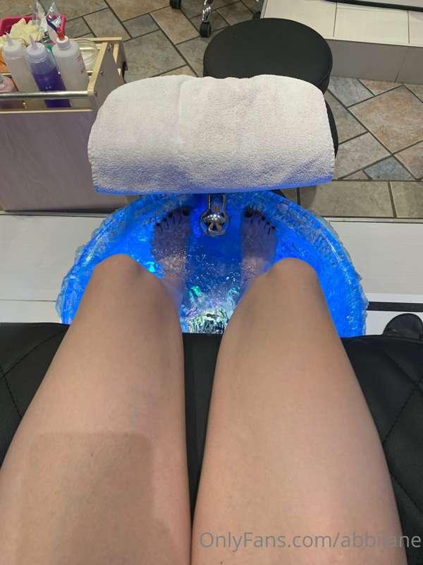 Got a pedicure yesterday 😍🥰 My feet really enjoyed it 😍
Swip..