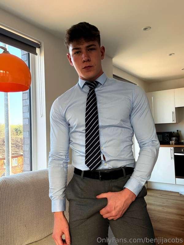 👔 
