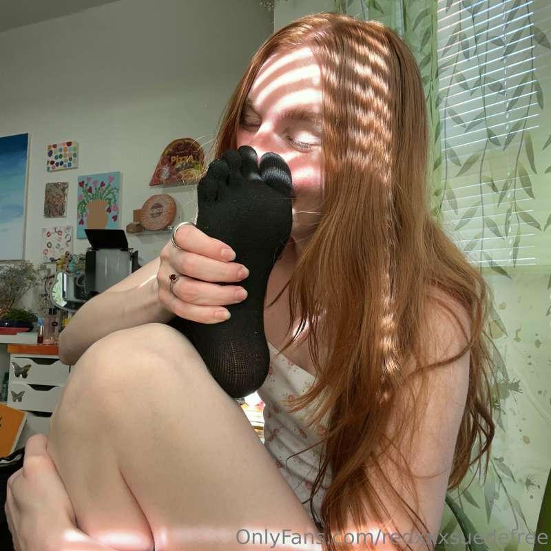 Sniffing my stinkiest socks yet! Some sexy black toe socks 🧦..