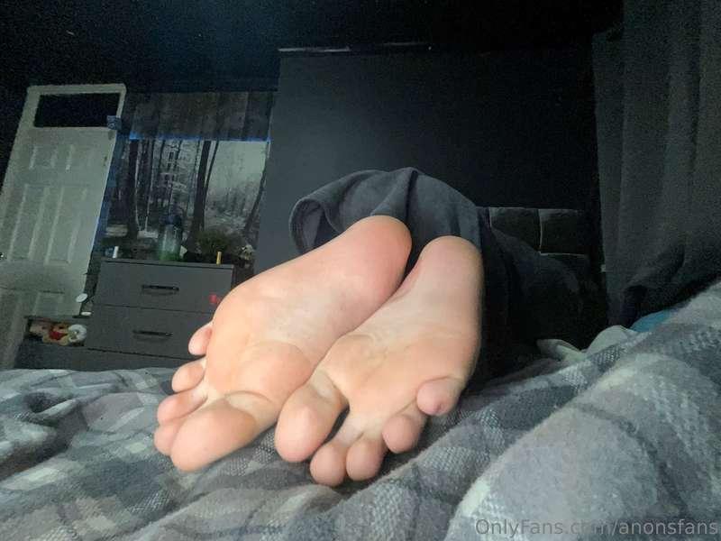 I really need to get some cum on these soles, who wants a Fo..