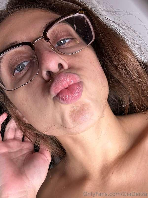 kisses 4 you 🥰💋