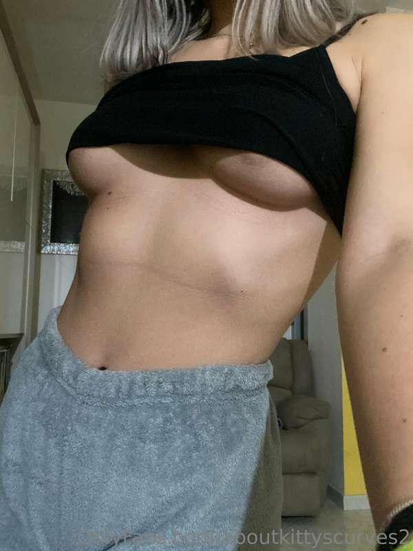 My titties wish you a joyful day 💋 meow meow🐈‍⬛
