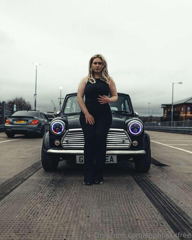 Head over to @sophhsx to see this photoshoot with less cloth..