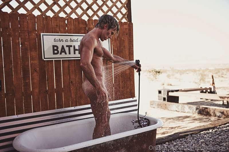 Outdoor showers in the desert are THE best!@dwchase 