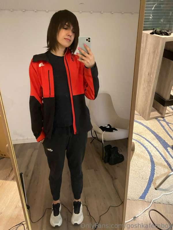 Hai cuties!Most of you only see me in cute feminine clothes...