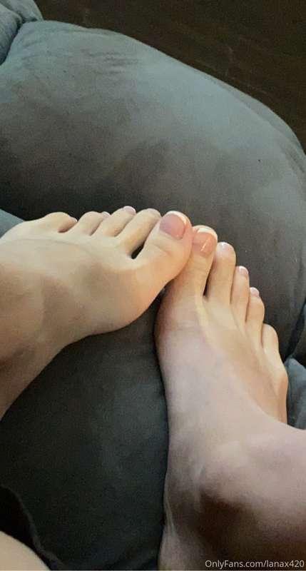 look how cute my pedicure is 😋