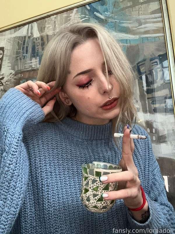 I have one favorite ritual - first thing in the morning, have a cup of coffee or tea while lighting a cigarette✨

🚬 what morning ritual do you have? how do you feel about smoking?:3

#life #aboutme #smoke #skinny #selfie #egirl #alt #gothgirl #blondie #smoking