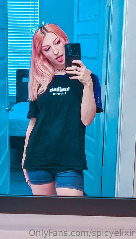 Making Mondays better, one titty pic at a time 😎😎