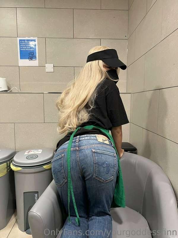 Swipe to undress me ☕️ I only have 5 minutes but you better ..