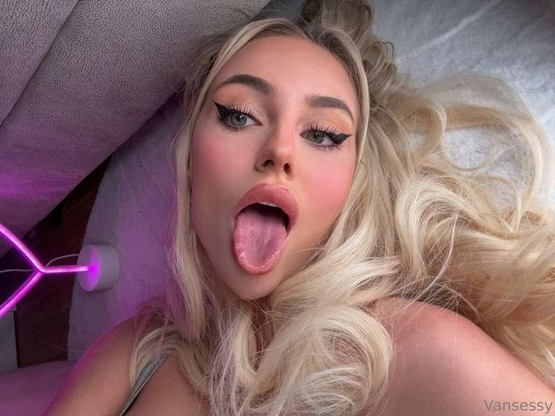 Lying here... wondering how long you´ll be able to behave 👅💦