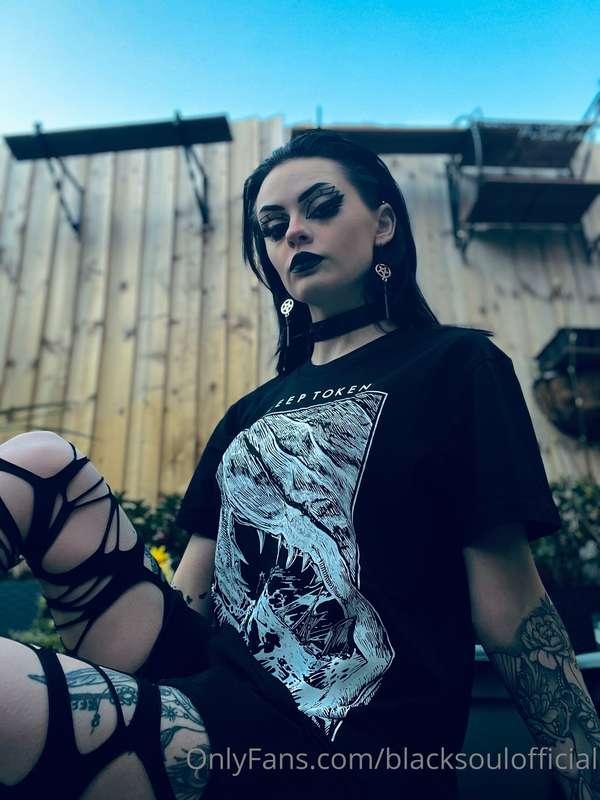 Enjoy the sexy pic of me looking at you 😉🖤👀