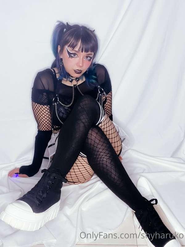 Hello there looks like goth is on the menu today!
