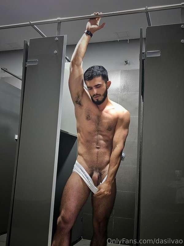 Let's go to the gym showers 💦