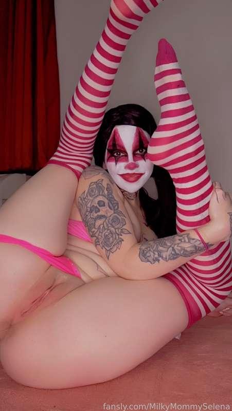 Hmm do we want a cake sitting clown cutie set tonight for freaky Friday OR do we want it on Wednesday for humpday? 

#fyp #clown #clowngirl #clownpussy #bi #alt #slut #clownfetish #kink #kinky #milf #nude #clownmakeup #makeup #hot #sexy #freak #freaky #strange #alt #18 #teen #young #flexible #pinkpussy #nsfw #nudity #barelylegal #tightpussy #wet #tight #cake #fetish #usa #horny #pov #smol #solo #cake #cakesitting 