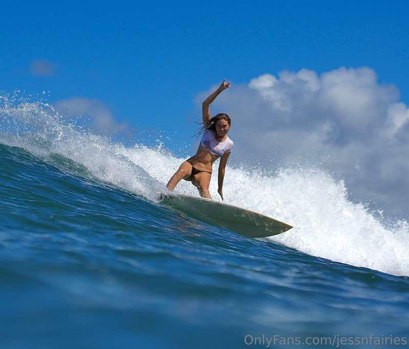 Been surfing so much lately 😋🌊 = very happy mami 🧚🏻‍♀️