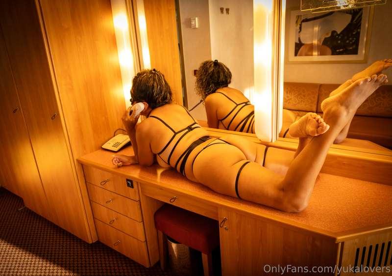 Love, on the table I would make you lose control... kissing ..