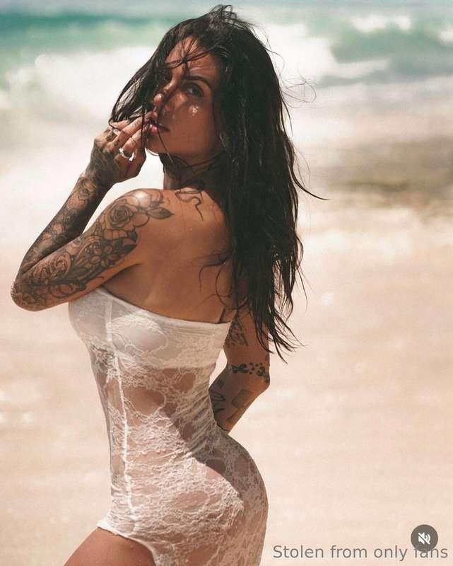 DM me here: https://onlyfans.com/kkrystal.vip if you want mo..