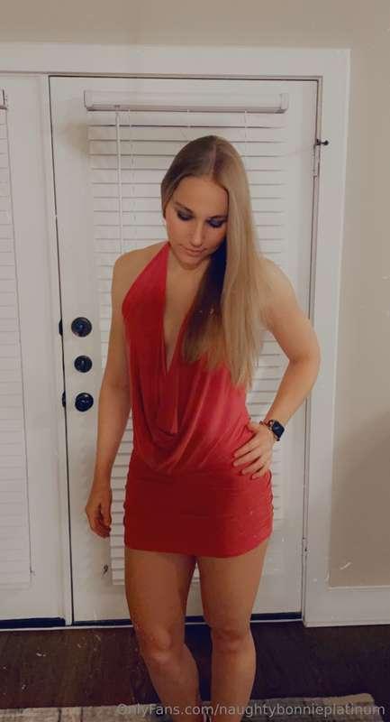 You know what time it is when I got my little red dress on 😏