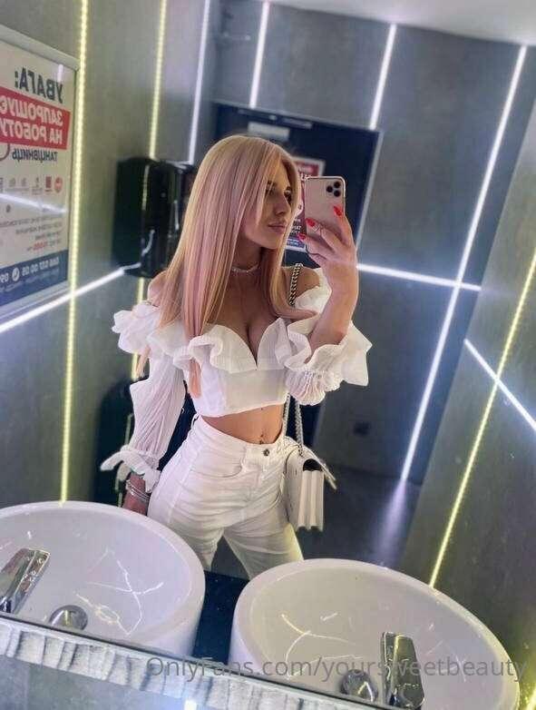 I want to be your white queen😇👑