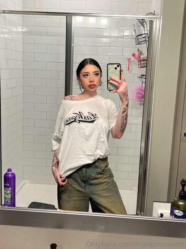 felt cute in this tee n baggy jeans today 💗🧸