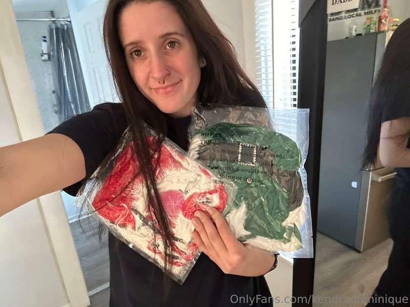 Who wants sexy Xmas content?? tip me for a FREE bundle of th..