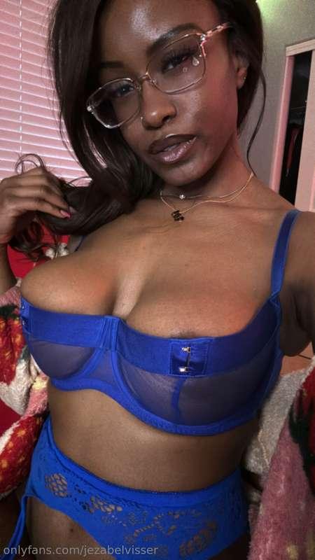 I’ll be live tonight! At 6pm pst 💙🦋 can’t wait to see u ther..