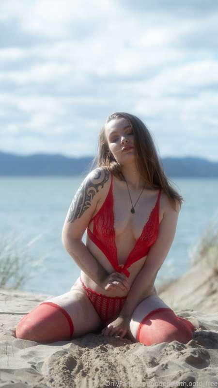 Spring is here 💋

Which means more beach fun 😈😉