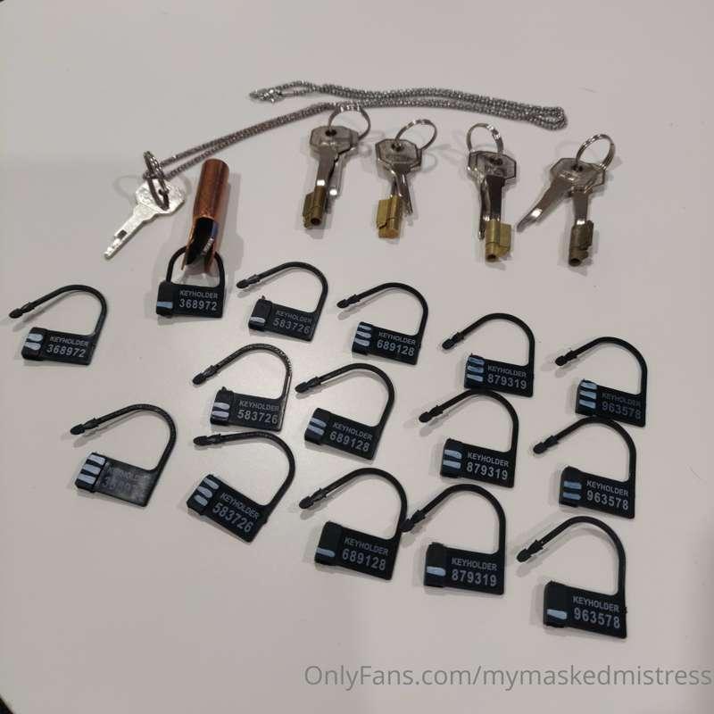 As hubby has tested many cages, we have several sets of lock..