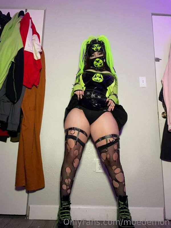 Slutty Cyber goth 🖤💚