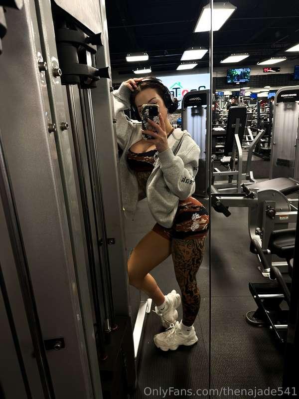 Just a girl with a mission: to be strong and healthy. 💪💖